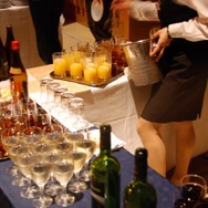 美麗なコンパニオンや料理で君主がもてなされた