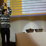 ジェスチャーでヒントを出す萩原氏。謎の動き…