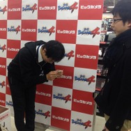 編集部は見た！サイン&握手会も行われた『戦国BASARA4』発売記念イベントに現れた謎の人物の正体とは