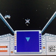 コクピット視点の「コンバットモード」に切り替えると、敵と近接戦闘したり補給を受けることができます