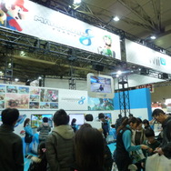 整理券を入手できなかった人はプレイしている人の様子を眺めている姿が目立ちました