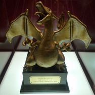 ポケモンカードゲーム リザードンメガバトルの優勝トロフィー
