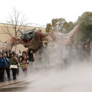 看板娘もホッと胸をなで下ろす迫力「モンスターハンター・ザ・リアル 2014」等身大ティガレックスの大咆哮