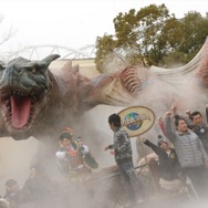 看板娘もホッと胸をなで下ろす迫力「モンスターハンター・ザ・リアル 2014」等身大ティガレックスの大咆哮