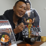 うどんを食す名越監督というレアな瞬間(?)も
