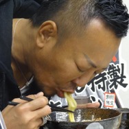 美味しそうに召し上がっています