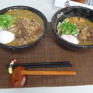 『龍が如く 維新!』×「はなまるうどん」のコラボメニューを食す名越監督を撮影してきた