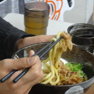 『龍が如く 維新!』×「はなまるうどん」のコラボメニューを食す名越監督を撮影してきた