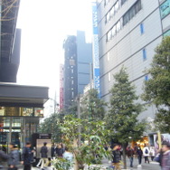 中央通りから左折し、ベルサール秋葉原とソフマップ１号店の間の道に入っていきます