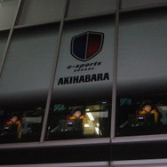 会場内のイベントの様子が映し出される街頭向けモニターが５台窓側にならんでいます