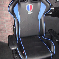 店舗で採用されているチェアーのDXRacer。国際大会などでも採用されています