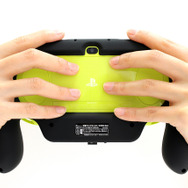ゲームプレイ時間を約2.3倍にするPS VITA (PCH-2000)用「充電グリップコントローラVITA 2nd」登場