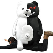 等身大…どころじゃない! 史上最大、105cmのモノクマぬいぐるみが登場 ─ 期間限定、完全受注生産でお届け