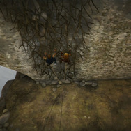 ロープをお互いの腰に巻き、壁にからまる蔦を登る。一蓮托生だ