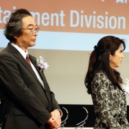 エンタテインメント部門審査員の岩谷徹氏（左）