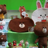 【JAEPO 2013】LINE、パズドラ、ダンガンロンパなど注目アイテムが揃ったフリューブース