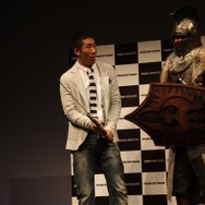 剣の重さに驚く田村氏