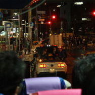 オープンカーには鎧の騎士の姿が…!!