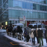 会場オープンを待つ観戦者の列