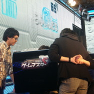 チーム部門決勝戦に備え作戦会議をする「ザ・寄せ集め」