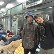 先頭に並んでいた男性2人