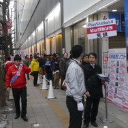 【PS4発売特集】ビックカメラ有楽町店では厳しい寒さの中40名前後の列、河野プレジデントも視察