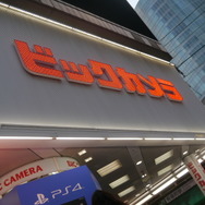 【PS4発売特集】ビックカメラ有楽町店では厳しい寒さの中40名前後の列、河野プレジデントも視察