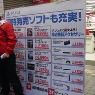 【PS4発売特集】ビックカメラ有楽町店では厳しい寒さの中40名前後の列、河野プレジデントも視察