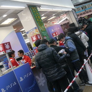 【PS4発売特集】ビックカメラ有楽町店では厳しい寒さの中40名前後の列、河野プレジデントも視察