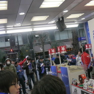 【PS4発売特集】ビックカメラ有楽町店では厳しい寒さの中40名前後の列、河野プレジデントも視察