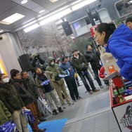 【PS4発売特集】ビックカメラ有楽町店では厳しい寒さの中40名前後の列、河野プレジデントも視察