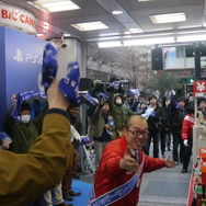 【PS4発売特集】ビックカメラ有楽町店では厳しい寒さの中40名前後の列、河野プレジデントも視察