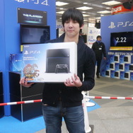 【PS4発売特集】ビックカメラ有楽町店では厳しい寒さの中40名前後の列、河野プレジデントも視察