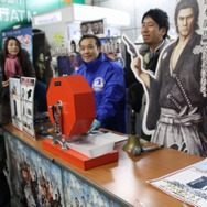 寒空の中、100人以上のファンが秋葉原に集結 ― 『龍が如く 維新！』発売記念抽選会＆体験会が開催
