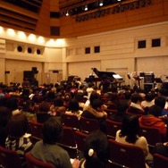 ファンで満員のホール内