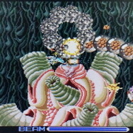 ステージの途中で自機を何度も殺しにくるトリッキーで難易度の高いギミック、そして一度見たら忘れられない特徴的なデザインのボス……