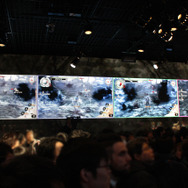 側面のスクリーンには4人のモニタが映し出されます