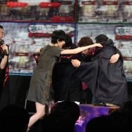 円陣を組み気合十分の奴隷チーム