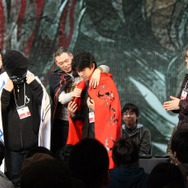 稲船氏からマント贈呈。