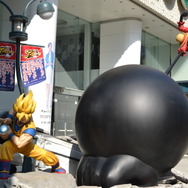 『Jスターズ ビクトリーバーサス』悟空 vs ルフィの迫力シーンを再現した巨大フィギュアが渋谷PARCO公園通り広場に登場