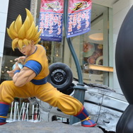 『Jスターズ ビクトリーバーサス』悟空 vs ルフィの迫力シーンを再現した巨大フィギュアが渋谷PARCO公園通り広場に登場