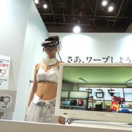 HMD装着時の様子。前面モニターには装着者が見てる映像が映し出されている