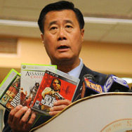 暴力ゲーム規制法案を作成したリーランド・イー米上院議員、銃器密売容疑で逮捕