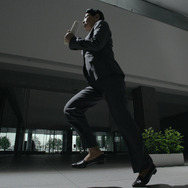 現実の巨人・和田アキ子さんが廊下を走る『進撃の巨人 -自由への咆哮-』のCM第2弾が全国オンエア