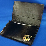 『STEINS;GATE』の完全受注生産アイテムが登場、牛革製の名刺ケースやラボメン・ピンバッジ半立体ペンダントなど