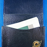 『STEINS;GATE』の完全受注生産アイテムが登場、牛革製の名刺ケースやラボメン・ピンバッジ半立体ペンダントなど