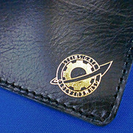 『STEINS;GATE』の完全受注生産アイテムが登場、牛革製の名刺ケースやラボメン・ピンバッジ半立体ペンダントなど