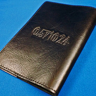 『STEINS;GATE』の完全受注生産アイテムが登場、牛革製の名刺ケースやラボメン・ピンバッジ半立体ペンダントなど