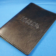 『STEINS;GATE』の完全受注生産アイテムが登場、牛革製の名刺ケースやラボメン・ピンバッジ半立体ペンダントなど