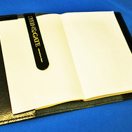 『STEINS;GATE』の完全受注生産アイテムが登場、牛革製の名刺ケースやラボメン・ピンバッジ半立体ペンダントなど